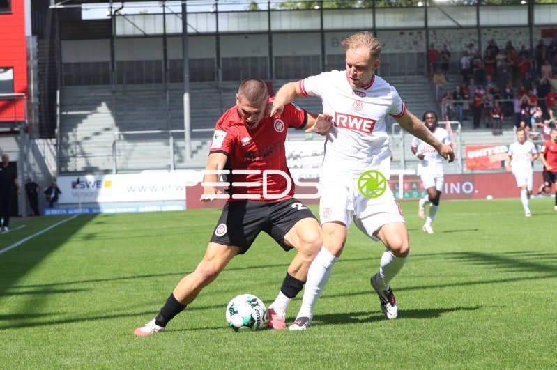 Zweikampf zwischen SV Wehen Wiesbaden und Rot-Weiss Essen in der Brita-Arena