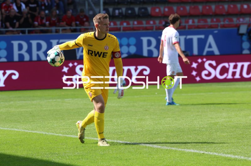 Rot-Weiss Essen Torwart mit Ball beim Abwurf in der Brita-Arena