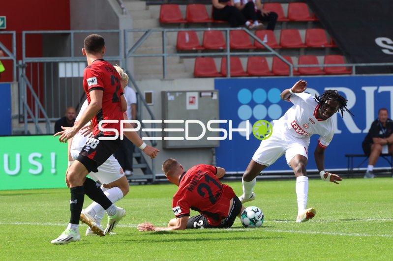 Dickson Abiama (#18; Rot-Weiss Essen) im Zweikampf in der Brita-Arena