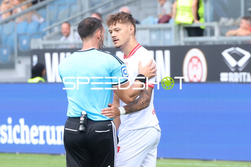 Jannik Hofmann (Rot-Weiss Essen) im Gespräch mit dem Schiedsrichter