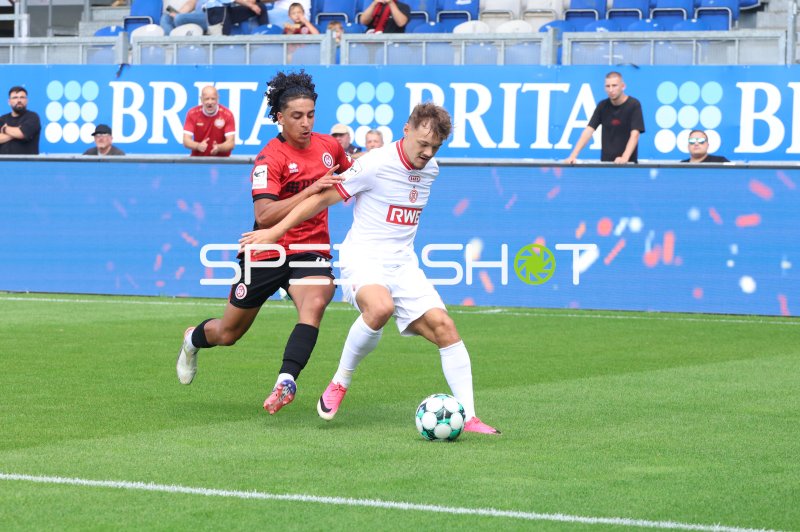 Ibrahim Ati Allah (#45; SV Wehen Wiesbaden) im Zweikampf mit Jannik Hofmann (#37; Rot-Weiss Essen)