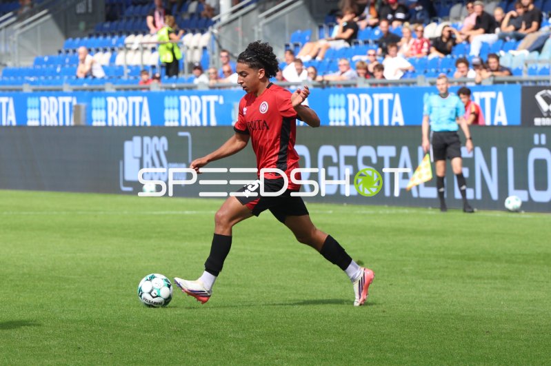 Ibrahim Ati Allah (#45; SV Wehen Wiesbaden) am Ball in der Brita-Arena