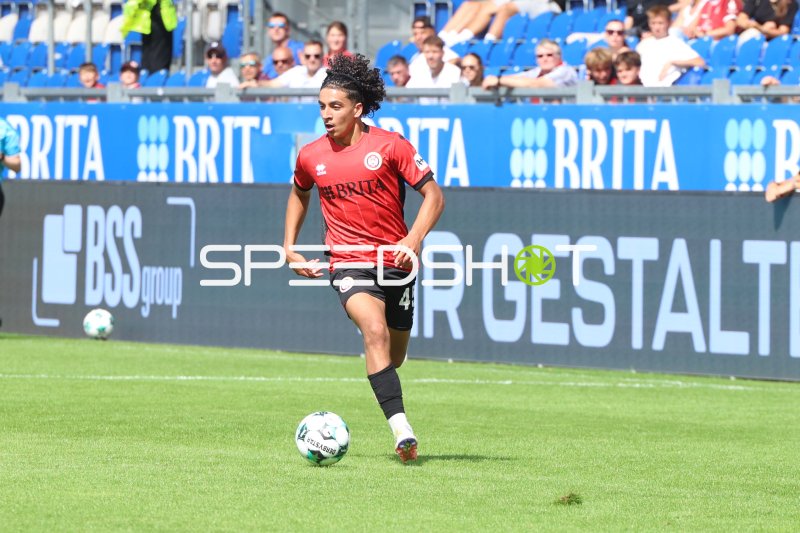 Ibrahim Ati Allah (#45; SV Wehen Wiesbaden) am Ball in der Brita-Arena