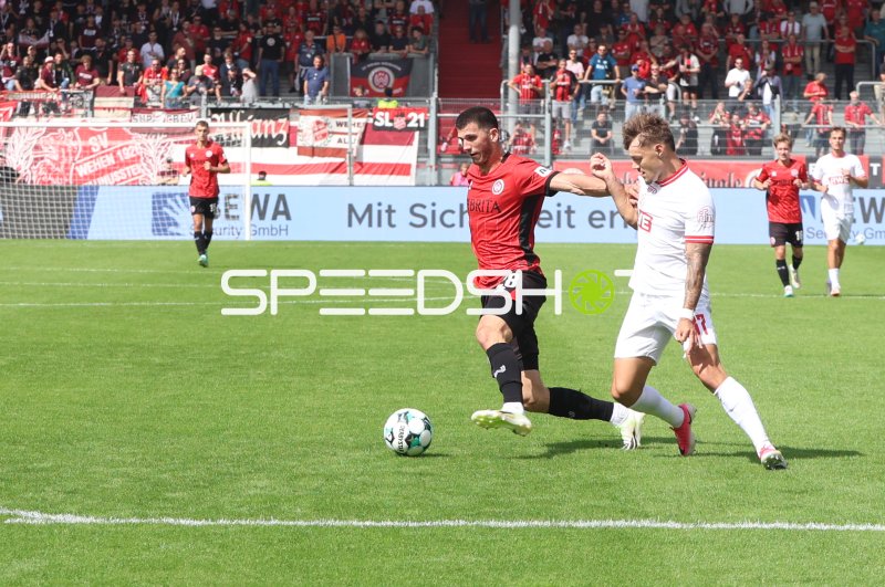 Moritz Flotho (#28; SV Wehen Wiesbaden) im Zweikampf gegen Rot-Weiss Essen