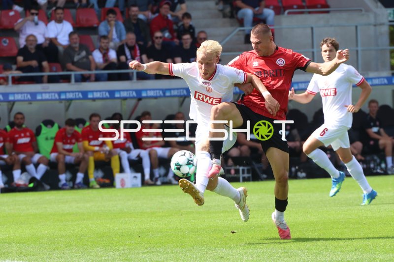 Ben Hüning (#15; Rot-Weiss Essen) im Zweikampf in der Brita-Arena