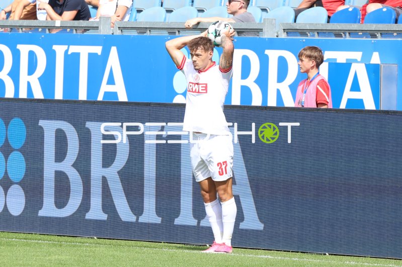 Jannik Hofmann (#37; Rot-Weiss Essen) beim Einwurf in der Brita-Arena