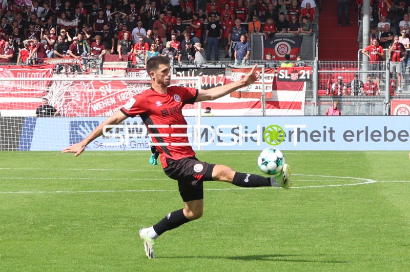Moritz Flotho (#28; SV Wehen Wiesbaden) bei Ballkontrolle in der Brita-Arena