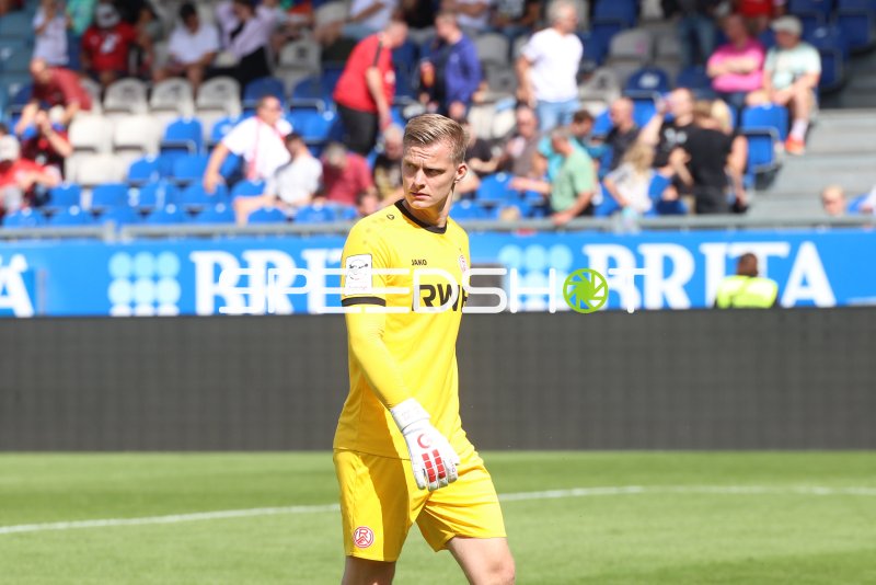 Rot-Weiss Essen Torwart im Einsatz in der Brita-Arena Wiesbaden