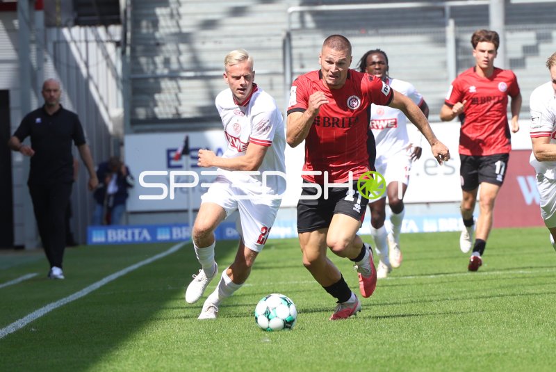 Janne Sietan (#22; Rot-Weiss Essen) im Zweikampf in der Brita-Arena