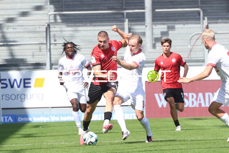 Zweikampf zwischen SV Wehen Wiesbaden und Rot-Weiss Essen in der Brita-Arena