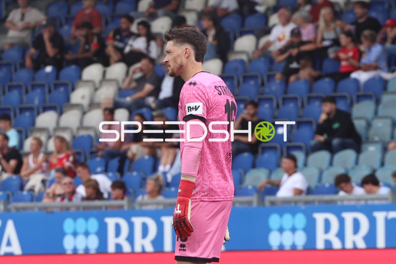 Florian Stritzel (#16; SV Wehen Wiesbaden) im Spielgeschehen in der Brita-Arena