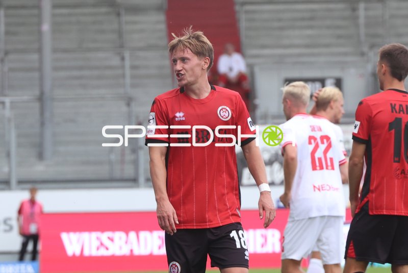 Fabian Greilinger (#18; SV Wehen Wiesbaden) im Spielgeschehen