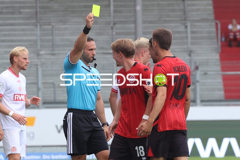 Gelbe Karte für Robin Kalem (#10; SV Wehen Wiesbaden) in der Brita-Arena