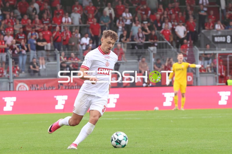Jannik Hofmann (Rot-Weiss Essen) am Ball