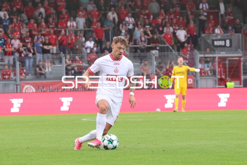 Jannik Hofmann (Rot-Weiss Essen) am Ball im Spielaufbau