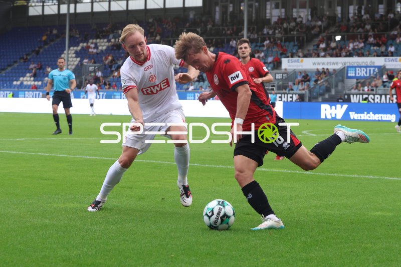 Gino Fechner (#6; SV Wehen Wiesbaden) im Zweikampf gegen Tony Menzel (Rot-Weiss Essen)