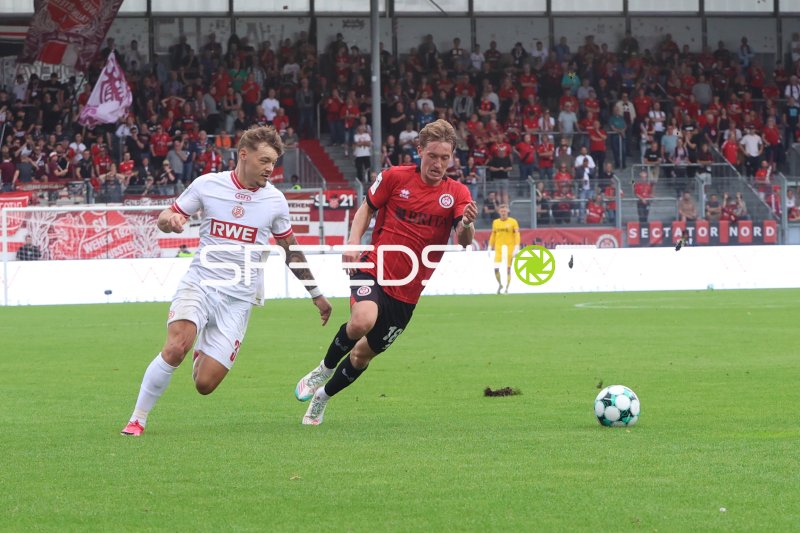 Fabian Greilinger (#18; SV Wehen Wiesbaden) und Jannik Hofmann (#37; Rot-Weiss Essen) im Zweikampf