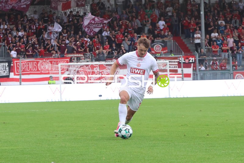 Jannik Hofmann (Rot-Weiss Essen) am Ball in der Brita-Arena