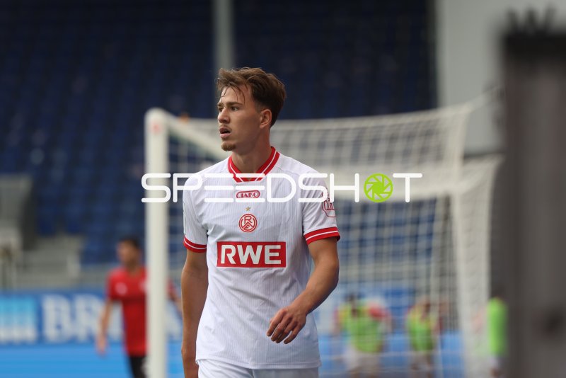 Noah Pesch (#11; Rot-Weiss Essen) im Fokus vor dem Tor