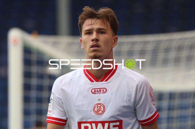 Noah Pesch (Rot-Weiss Essen) konzentriert vor dem Tor
