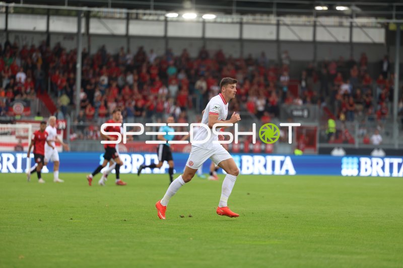 Semir Telalović (Rot-Weiss Essen) im Lauf in der Brita-Arena