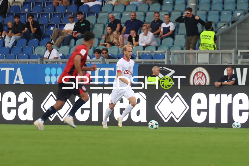 Lucas Brumme (#14; Rot-Weiss Essen) am Ball in der Brita-Arena