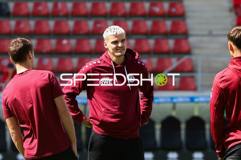 Marek Janssen (Rot-Weiss Essen) vor dem Spiel in der Brita-Arena