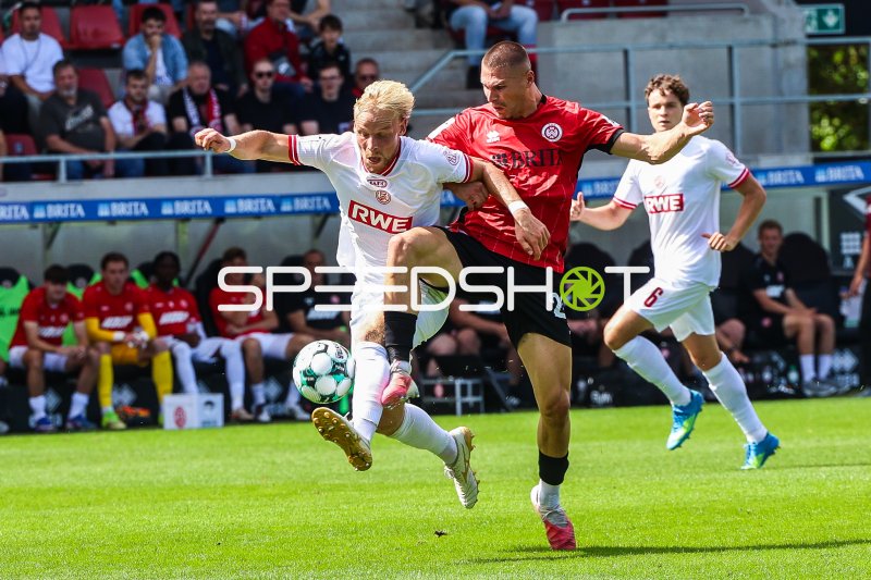Ben Hüning (#15; Rot-Weiss Essen) im Zweikampf gegen SV Wehen Wiesbaden