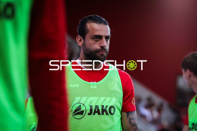 José Enrique Ríos Alonso (Rot-Weiss Essen) beim Aufwärmen in der Brita-Arena