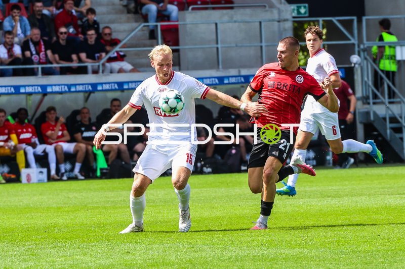 Ben Hüning (#15; Rot-Weiss Essen) im Zweikampf gegen Ole Wohlers (#21; SV Wehen Wiesbaden)