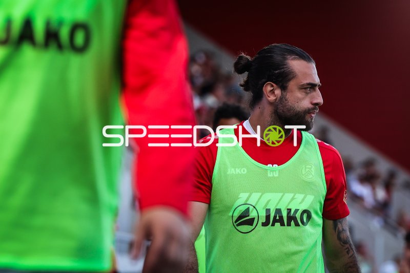 Rot-Weiss Essen Spieler beim Aufwärmen in der Brita-Arena