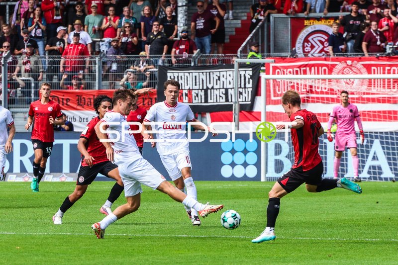 Noah Pesch (#11; Rot-Weiss Essen) im Zweikampf gegen SV Wehen Wiesbaden