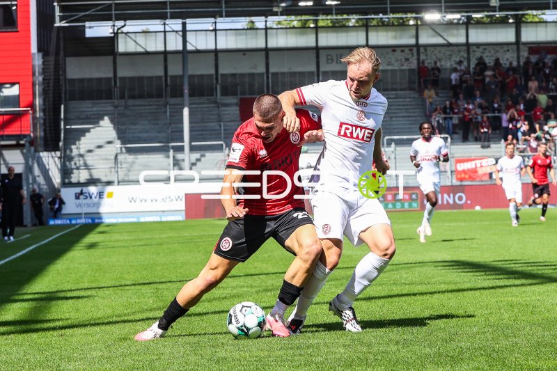 Zweikampf zwischen SV Wehen Wiesbaden und Rot-Weiss Essen in der Brita-Arena