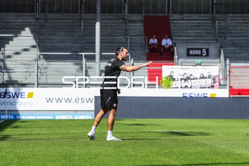 SV Wehen Wiesbaden Spieler gibt Anweisungen beim Aufwärmen in der Brita-Arena