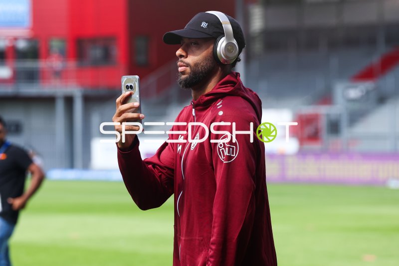 SV Wehen Wiesbaden Spieler mit Kopfhörern und Smartphone in der Brita-Arena