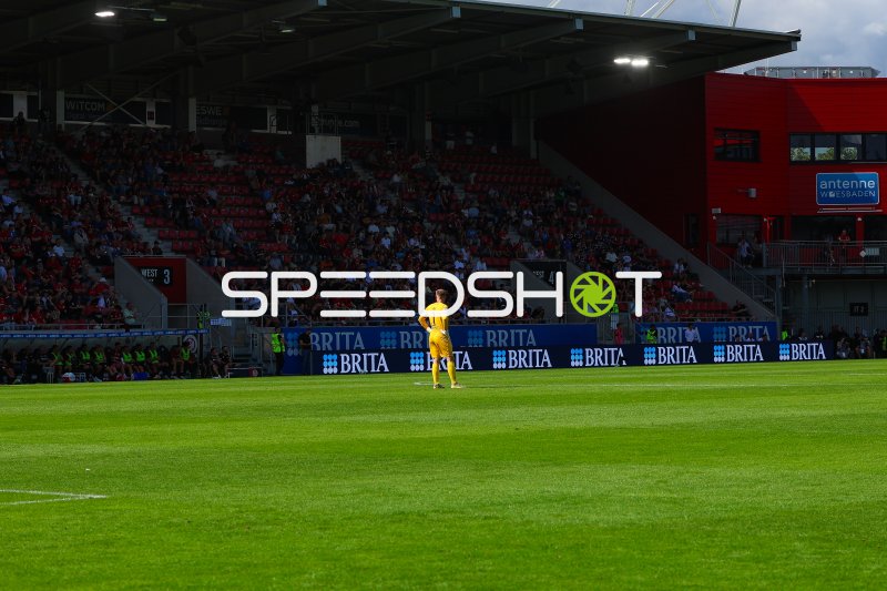 Torwart von Rot-Weiss Essen beobachtet das Spielgeschehen in der Brita-Arena