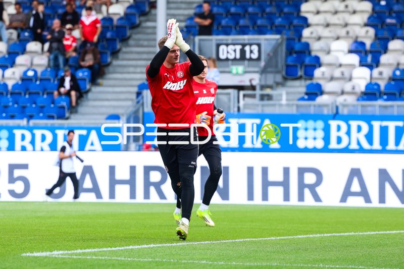 Rot-Weiss Essen Torwart applaudiert Fans in der Brita-Arena