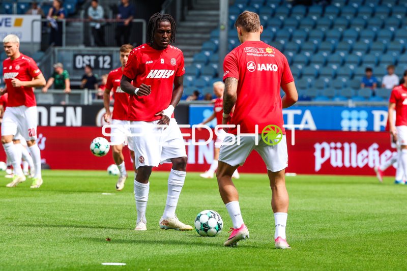 Franci Bouebari (#19; Rot-Weiss Essen) beim Aufwärmen in der Brita-Arena