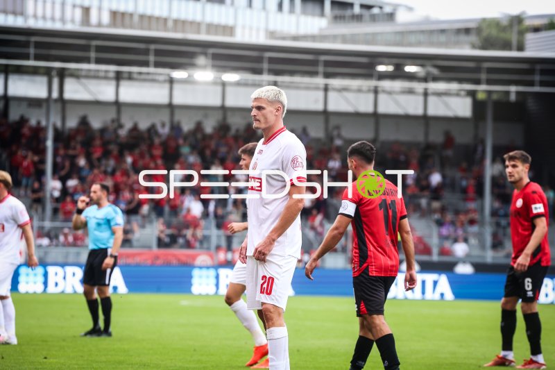 Marek Janssen (#20; Rot-Weiss Essen) im Spiel gegen SV Wehen Wiesbaden