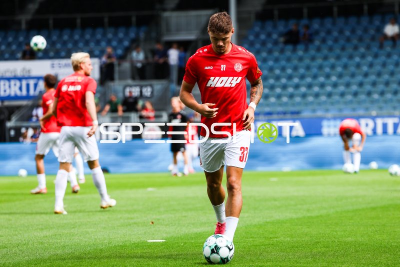 Jannik Hofmann (#37; Rot-Weiss Essen) beim Aufwärmen in der Brita-Arena