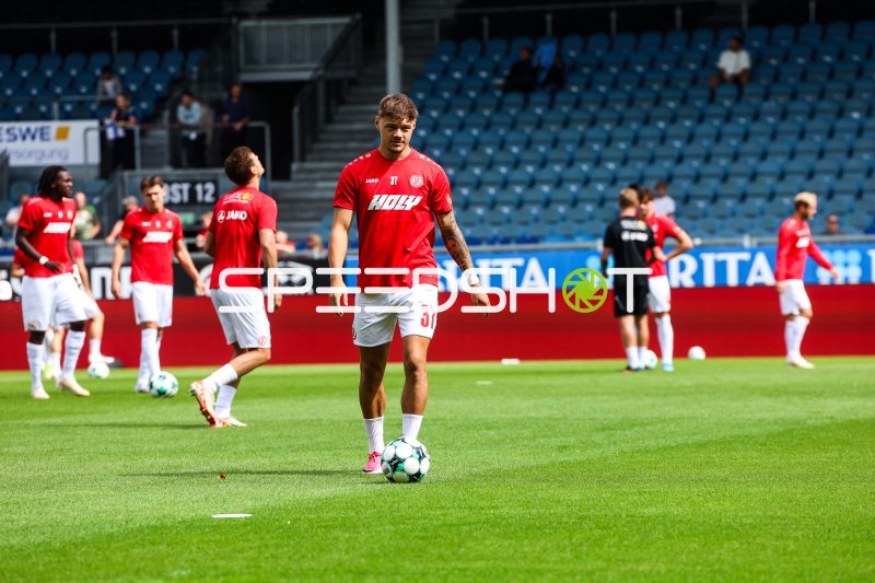 Jannik Hofmann (#37; Rot-Weiss Essen) beim Aufwärmen in der Brita-Arena
