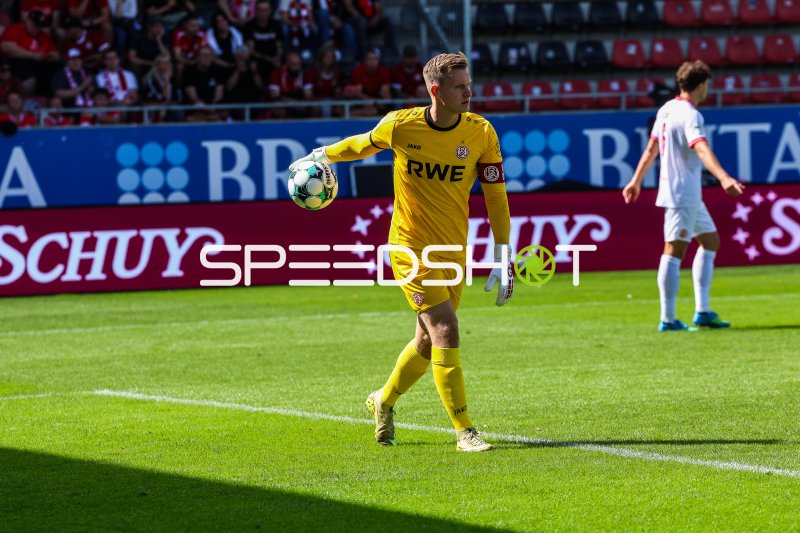 Torwart von Rot-Weiss Essen mit Ball in der Brita-Arena