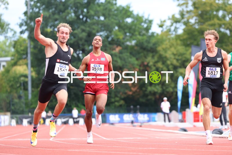 Zierer Matthias (1567) jubelt beim Sprint-Zieleinlauf in Hannover