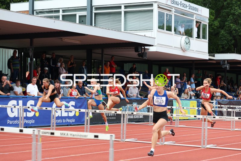Gajic Anabel (1583) und weitere Athletinnen im Hürdenlauf im Erika-Fisch-Stadion Hannover