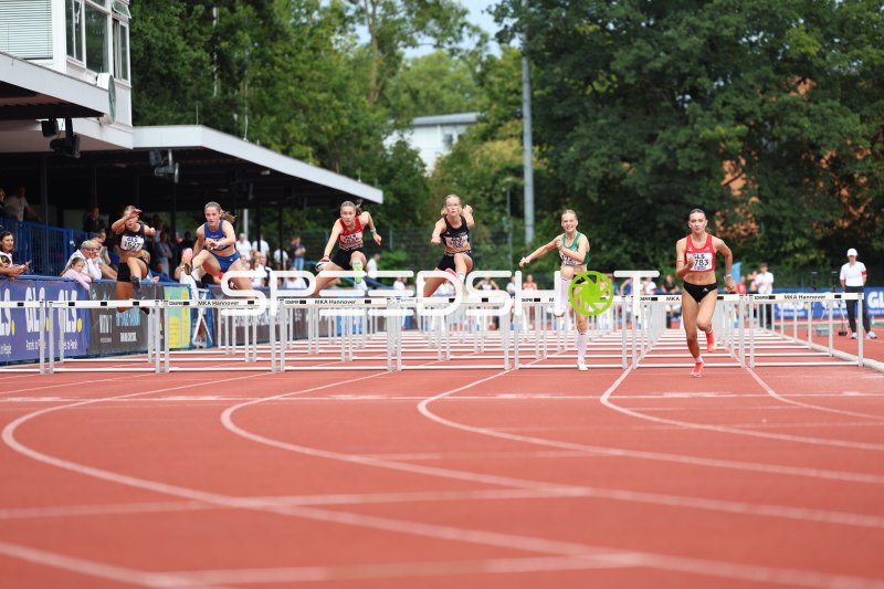 Kira REINHERTZ (1783) führt das Feld beim 100m-Hürdenlauf in Hannover an