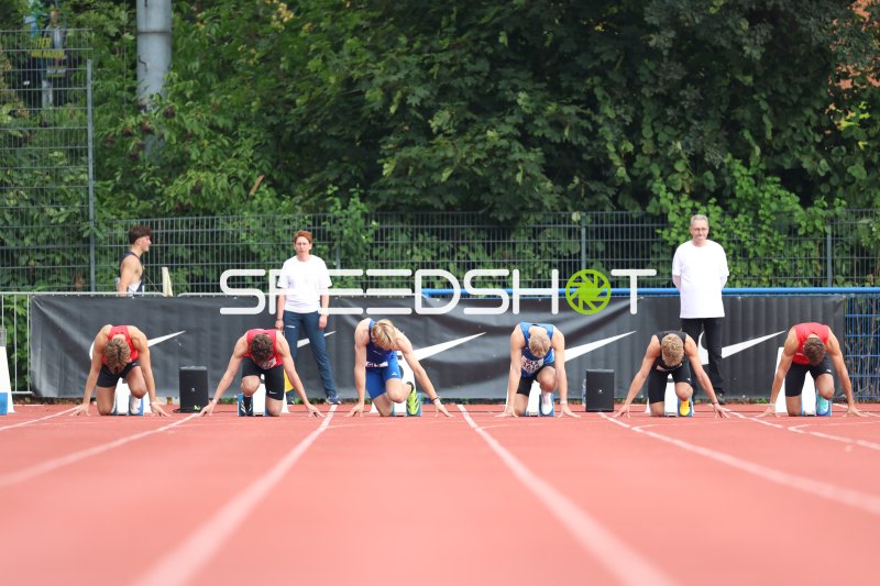 Sechs Sprinter in den Startblöcken bei Leichtathletik-Wettkampf in Hannover