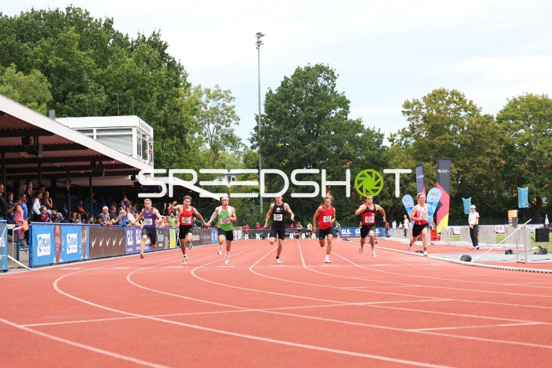 Sprintfeld auf der Zielgeraden bei der Leichtathletik in Hannover