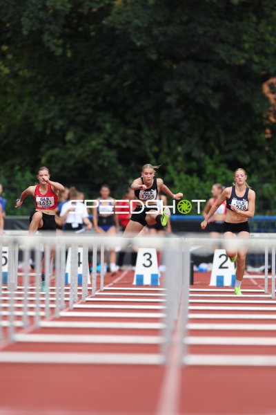 Greta Spies (1755), Mara Dittberner (1528) und Emma Breitbarth (1631) im Hürdensprint in Hannover