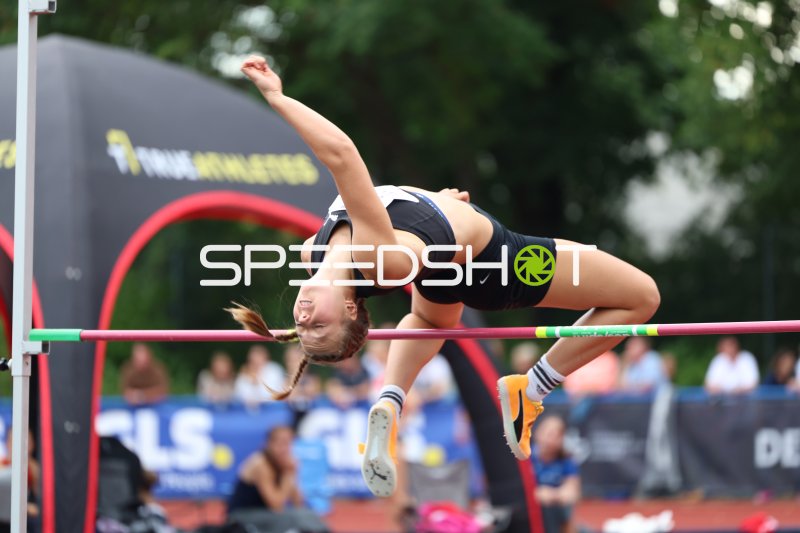 Hochspringerin im Fosbury-Flop über der Latte in Hannover