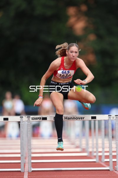 Karolina Lohre (1636) überquert die Hürde bei der Leichtathletik in Hannover